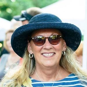 Meet your Posher, Debbie